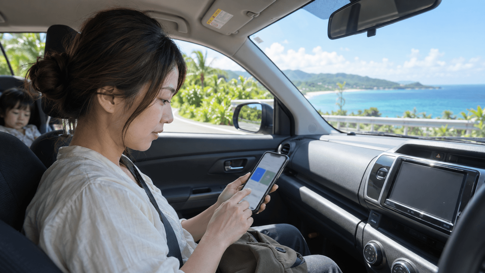 本站 AI 自製情境圖:一位家長在沖繩租車內查看手機,孩子坐在後座