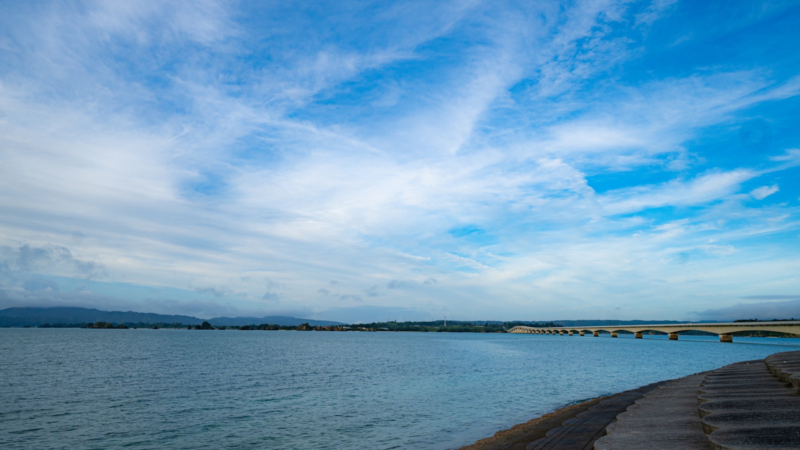 從古宇利島岸邊望向海面與古宇利大橋
